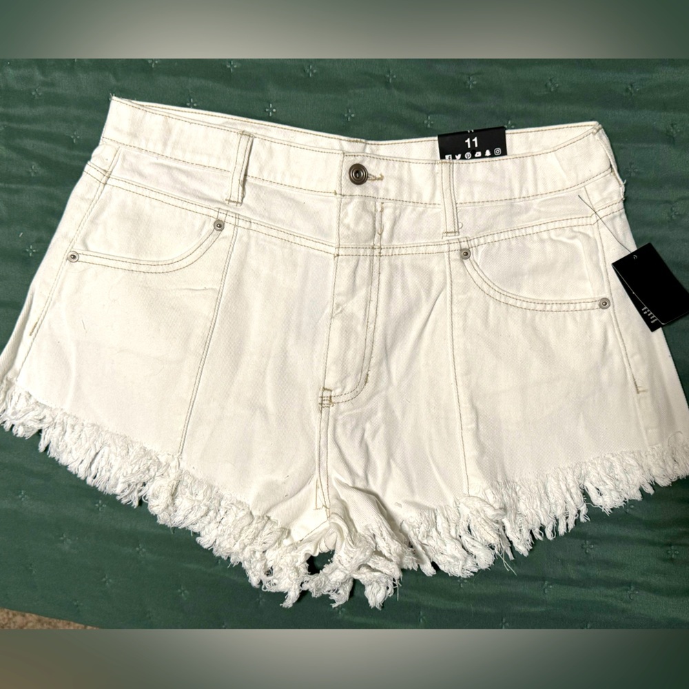 NWT Fashion Nova Seal The Deal Fray Hem shorts in White - size 11/30
